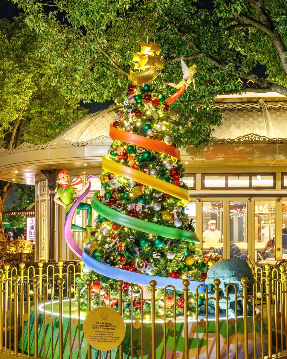 クリスマスムード満点！🎄✨／ ディズニータウンに、個性豊かな 15本の