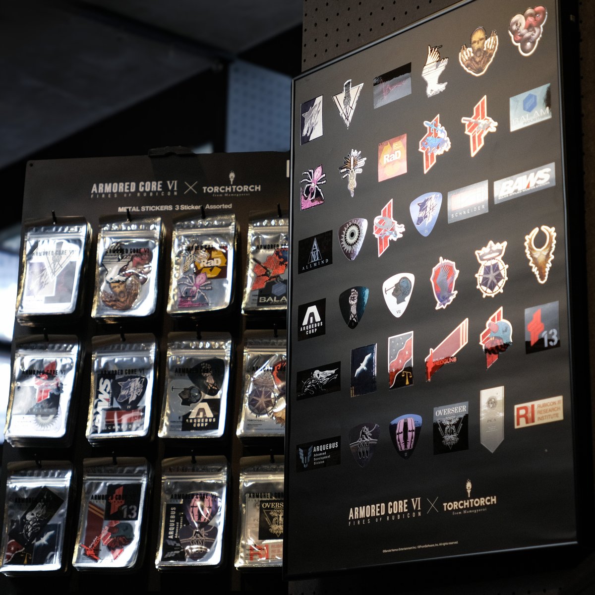 torchtorch_jp's tweet image. 【新商品】
『ARMORED CORE VI FIRES OF RUBICON』より「メタルステッカーパック」が、各店舗とECサイトにて販売開始です。
メタル材の上に特殊加工「リオトーン」を施して摺り硝子のような質感を加えた、個性きわだつ全12セット。技術とこだわりを一枚一枚に詰め込みました。
torchtorch.jp/product/armore…
