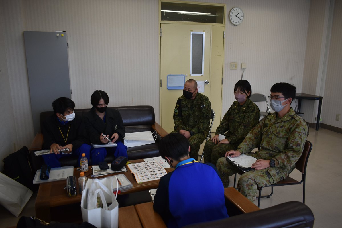 みなさんこんにちは！
＃玖珠駐屯地 は、中津南高校耶馬渓校の学生３名に対し、自衛隊の装備品（鉄帽・防弾チョッキ等）の試着、戦車試乗、体験喫食、隊員との懇談等の部隊見学を実施し自衛隊に対する理解を深めてもらいました。