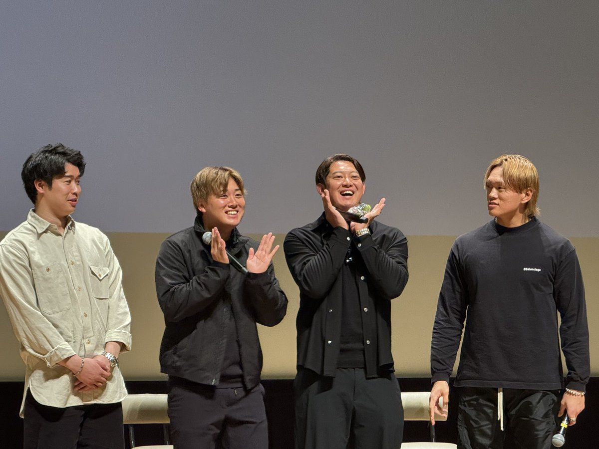 ShimuraSuga's tweet photo. #ProfessionalTalkShow
2025/12/15
3人の選手は最初ピースサインしてたんだけど、多分、ファンの方のリクエストのポーズが2枚目の写真で♬
#山本大斗 選手が「このポーズやる⁉️」って
#種市篤暉 投手に助けを求めてる感じがとってもかわいかったです❣️
#鈴木昭汰 投手
#佐藤都志也 捕手 https://t.co/JHXReCCGDz