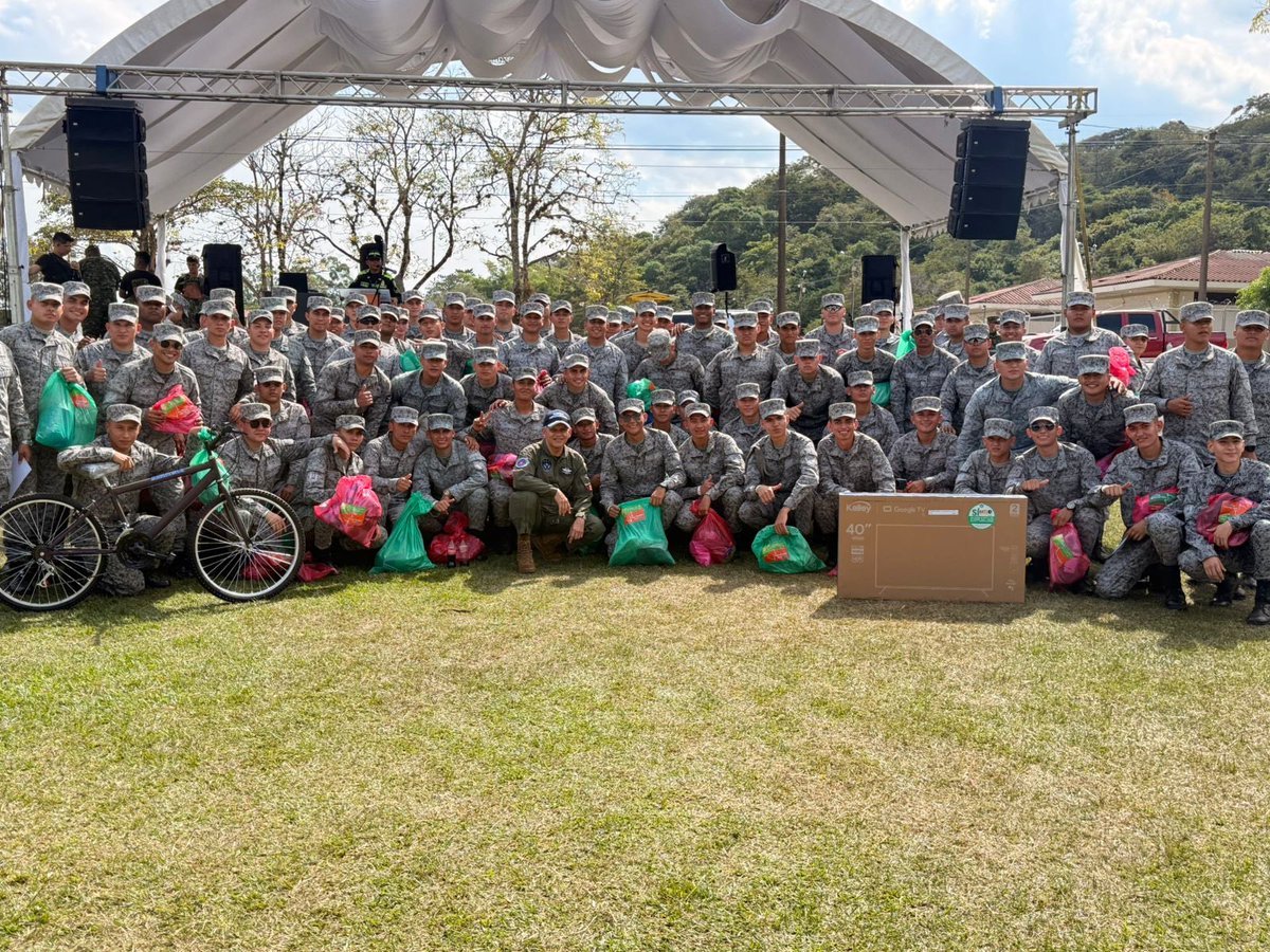 FuerzaAereaCol's tweet photo. Yopal fue escenario del Correo de la Gratitud, una iniciativa liderada por el @mindefensa que reunió a más de 700 soldados en un espacio de reconocimiento por el servicio prestado a la nación.
➡️ https://t.co/MpcKN9zC6T
#SiempreFirmes
#NuestraFuerzaEsLaUnión
#GACAS https://t.co/CsINAtRyFT