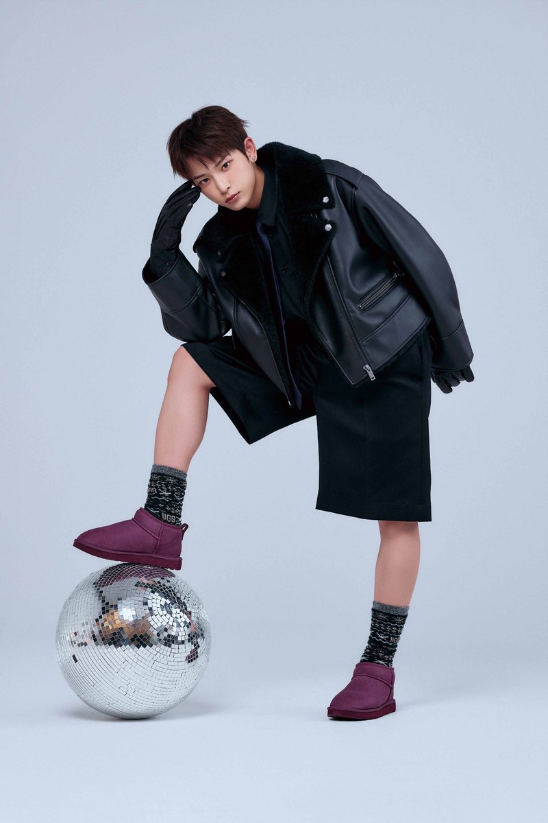 GIANNABOYFRIEND's tweet photo. 📣解禁
『 #GIANNAPLUS 07』より
&TEAM HARUAの誌面カットを公開❗
#andTEAM #NICHOLAS #YUMA #HARUA #UGG #UggJapan

UGG®×&TEAMと過ごす特別なホリデー💕
街が煌めきはじめ、自然と気分も高まるこの季節。
そんなハッピーシーズンに&TEAMの3人
NICHOLAS、YUMA、HARUAと贈るのは、
UGG®の心地よい温もりに包まれながら描く
ホリデーストーリー。

【CUT 1】
ジャケット￥44,000、シャツ￥26,400、グローブ￥14,300、ソックス￥5,060、シューズ￥38,500（すべてUGG®／デッカーズ ジャパン）、ハーフパンツ￥46,200（BASE MARK／エム）、ピアス〈本人私物〉

【CUT 2】
ビーニー￥11,000、シューズ￥26,400（ともにUGG®／デッカーズ ジャパン）、ジャケット￥121,000、リボンシャツ￥59,400（ともにVIVIANO／ヴィヴィアーノ）、パンツ￥63,800（NEW ORDER／シアン PR）、ピアス〈本人私物〉

【CUT 3】
ジャケット￥44,000、グローブ￥16,500、ソックス￥4,180、シューズ￥26,400（すべてUGG®／デッカーズ ジャパン）、シャツ￥27,500、ハーフパンツ￥39,600（ともにANARCHIST TAILOR／シアン PR）、ピアス〈本人私物〉、その他〈スタイリスト私物〉

@andTEAMofficial
@UGGJapan