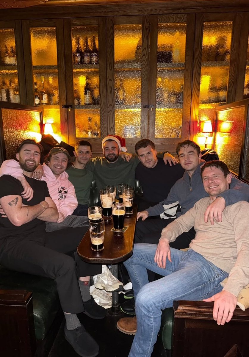infooconnell's tweet image. Nova foto de Jack O'connell com amigos! 

→ New photo of Jack O'Connell with friends today.

© charlie_quirke via IG.