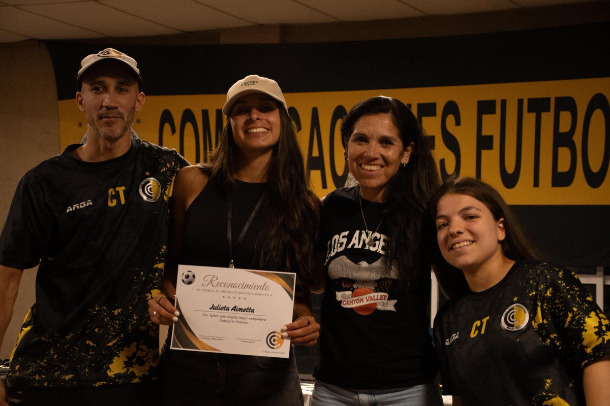 clubcomu's tweet photo. 🏅 Futbol femenino tuvo su cierre de actividad con entrega de medallas y nos dejó estas imágenes 🫶🏼

#TenemosClub 🌓 https://t.co/4QxiagU5FA