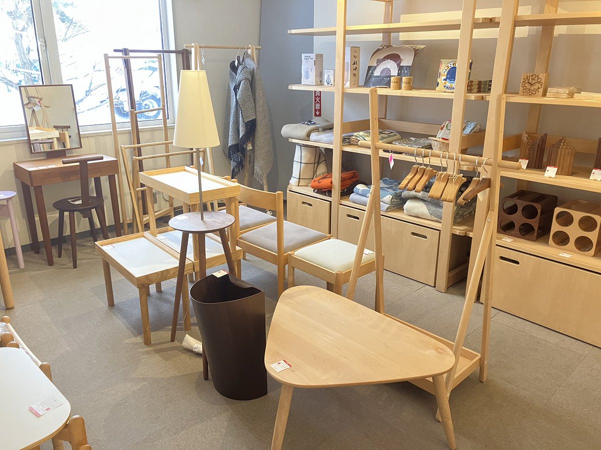 cosine_com's tweet image. 冬の朝、暮らしを想う時間。― 木のぬくもりが、今日をやさしく支えてくれる ―
Ｎo.4046　2025年12月19日（金）（-6℃⇒3℃）曇
今朝の旭川は、日中はプラス気温の予報。
けれど週末は雨の予報で、道路状況が気になる季節です
車での通勤途中、高架橋という少し緊張する
x.gd/dpbgd