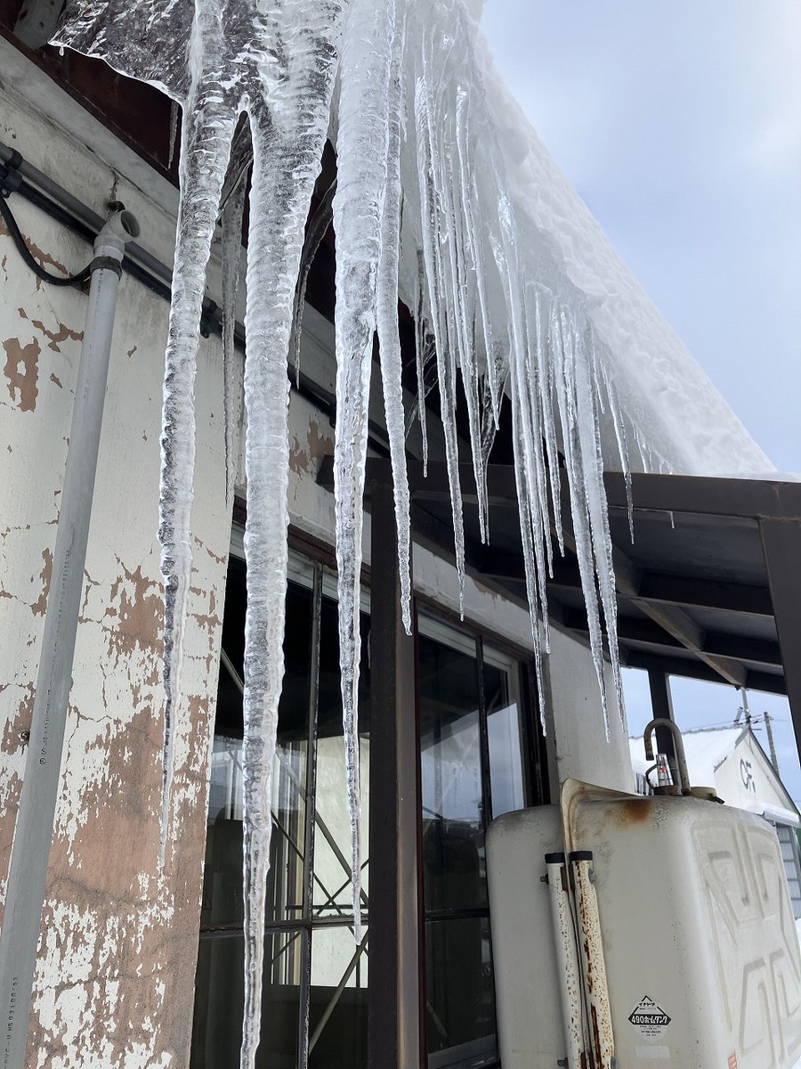 cosine_com's tweet image. 冬の朝、暮らしを想う時間。― 木のぬくもりが、今日をやさしく支えてくれる ―
Ｎo.4046　2025年12月19日（金）（-6℃⇒3℃）曇
今朝の旭川は、日中はプラス気温の予報。
けれど週末は雨の予報で、道路状況が気になる季節です
車での通勤途中、高架橋という少し緊張する
x.gd/dpbgd