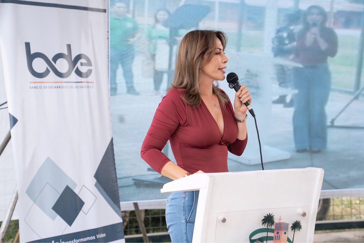 Momento histórico para nuestra gente. Junto al Gerente General del <a href="/BDEcuadorBP/">Banco de Desarrollo del Ecuador B.P.</a>, Carlos Rivera; al Gobernador de Los Ríos, Galo Lara; y al Gerente del Litoral BDE, Daniel Cevallos, colocamos la primera piedra de una obra que Los Sauces anhelaba. 
<a href="/DanielNoboaOk/">Daniel Noboa Azin</a>