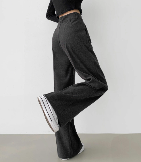 ⚠️警告。裏起毛の甘やかしと、スラックスの顔を両立。一度履くと、他が寒くて無理。気づけば色違いで揃ってる、静かに危険な一本。