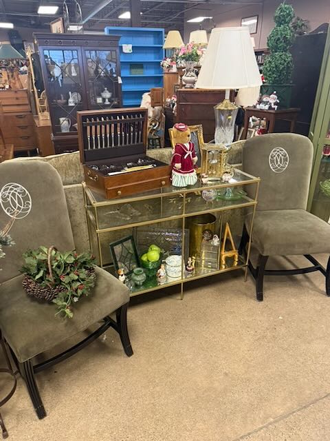 It’s beginning to look a lot like Christmas at Empty the Nest- Check out all the treasures!… - mailchi.mp/emptythenest.n…