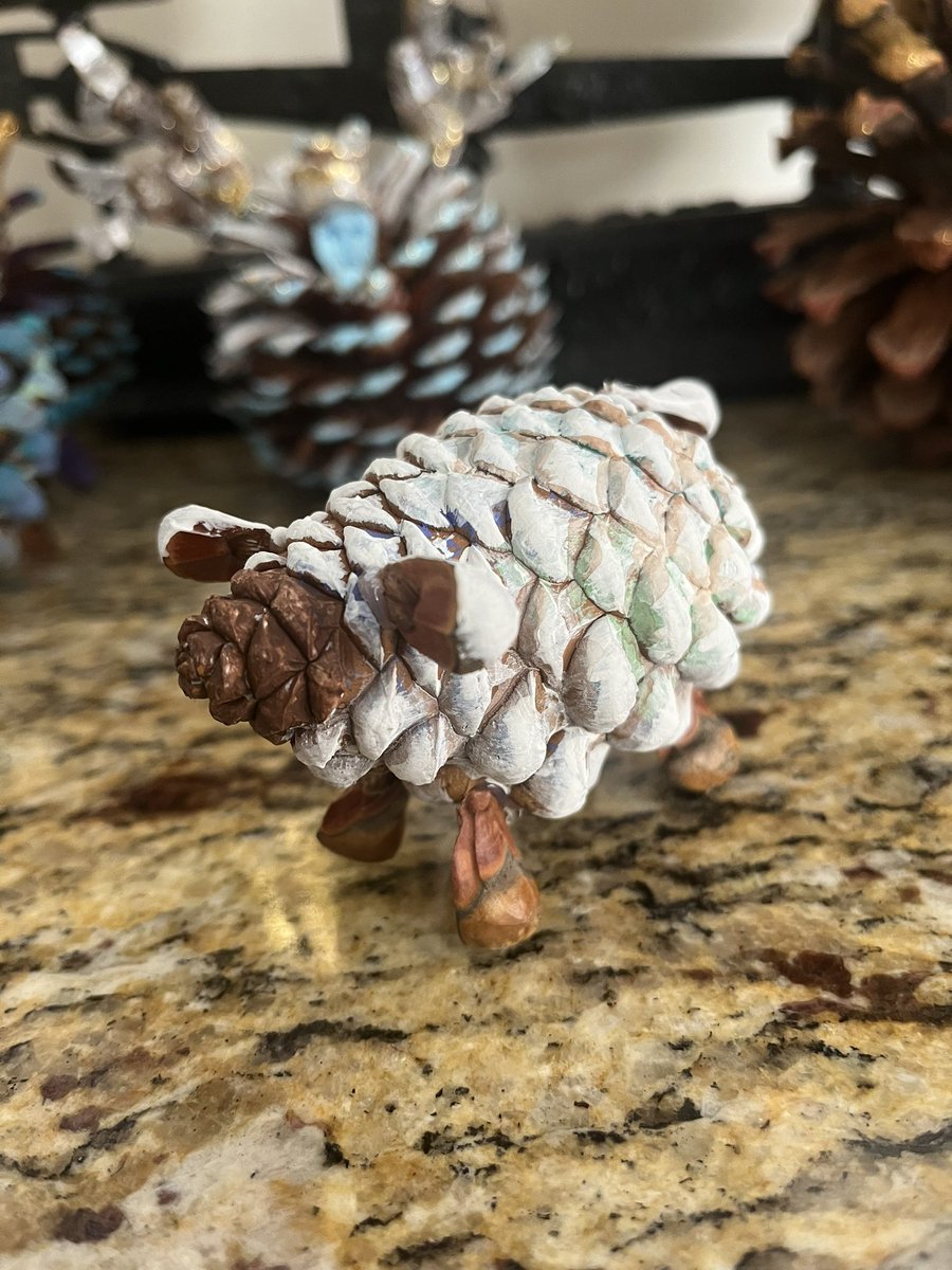 El nacimiento de la familia Salvador Rodríguez 2025, hecho íntegramente con conos de pino.¡Feliz Navidad a todos!