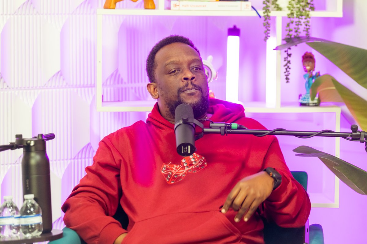 chokarella's tweet photo. De Tout Et De Rien : De la radio haïtienne aux États-Unis, Guy Wewe raconte son parcours | Chokarella

Le journaliste culturel haïtien et fondateur du Guy Wewe Network, Guy Webern Guerrier, connu sous le pseudonyme @Guywewe, poursuit son évolution dans le secteur médiatique haïtien malgré les difficultés. Invité du podcast @2toutetderien ce mercredi 17 décembre, il est revenu sur son parcours, sa vision de l’industrie médiatique et le projet de développement de son média, qu’il dit mûrir depuis plusieurs années.

Âgé de 38 ans, Guy Wewe explique nourrir très tôt l’ambition de faire carrière dans les médias. Son enfance se partage entre Bassin Bleu, Port-de-Paix et Port-au-Prince, où il poursuit sa scolarité. Il évoque également l’influence de sa mère dans sa découverte du compas, un genre musical qu’il dit écouter régulièrement durant les années 1990.

Ses premiers pas dans le monde de la radio se font sous la direction de son cousin germain, alors responsable de média. Il débute comme metteur en ondes avant de devenir animateur. Après l’obtention de son bac II, Guy Webern Guerrier tente d’intégrer la Faculté des sciences humaines et sociales (FASCH) en sciences de la communication sociale, sans succès lors du premier examen d’entrée.

Il choisit alors de s’inscrire à l’Institut supérieur d’animation et de communication (ISNAC), où il acquiert les bases du journalisme. Cette formation lui permet de représenter son institution à la radio RCH 2000 sous la supervision de son professeur Richard Devil. Par la suite, après la diffusion d’une émission qui répond aux attentes de la direction de la programmation, Junior Metellus lui propose un poste au sein de la station.

« Dès que je suis rentré dans la radio en 2008, mon collègue Jean-Mary Simon et moi nous sommes allés dans la discothèque de la radio afin de choisir deux jeunes jazz compas, Gabel et Tempo, pour les mettre au-devant de la scène », explique-t-il, en évoquant sa contribution à la diffusion de ce courant musical.

Regardez l’intégralité de la conversation sur l’application Chokarella+ et sur la chaîne YouTube de Chokarella

 LIRE PLUS : https://t.co/HLwI1ScNXw

#chokarella #interview #detoutetderienpodcast