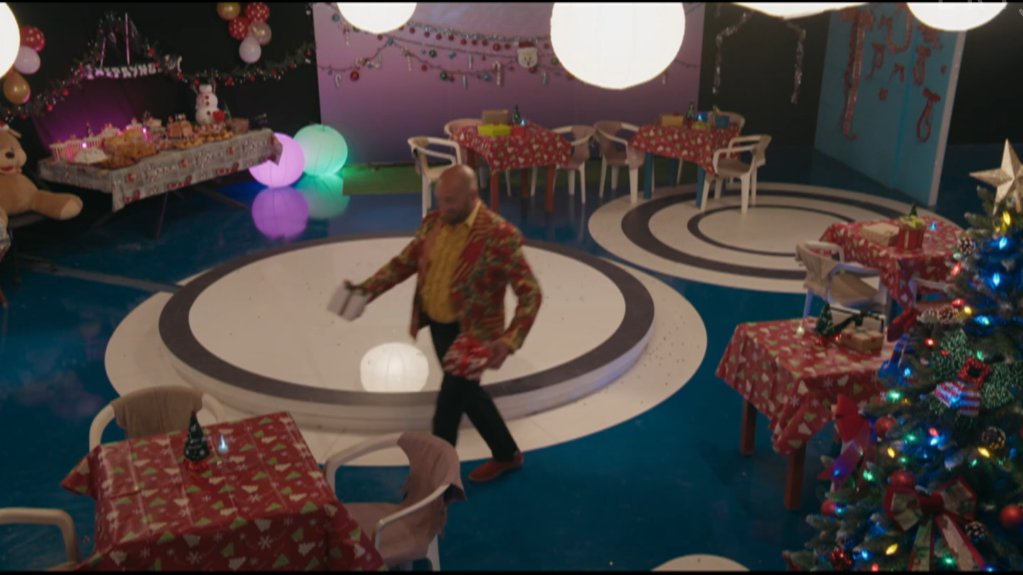 aka__vera's tweet image. #topaidi Κι ο Χρυσόδημος με δύο κρυφά δώρα σε ένα φαινομενικά χαρούμενο αλλά μοναχικό σκηνικό καθώς ακούγεται «και δώρα που σου έρχονται από εκεί που δεν το περιμένεις» για τη Στράτο και την Ανθούλα που θα 'ρθουν στη ζωή του, την οικογένεια που νόμιζε ότι δε θα αποκτήσει ποτέ🥹