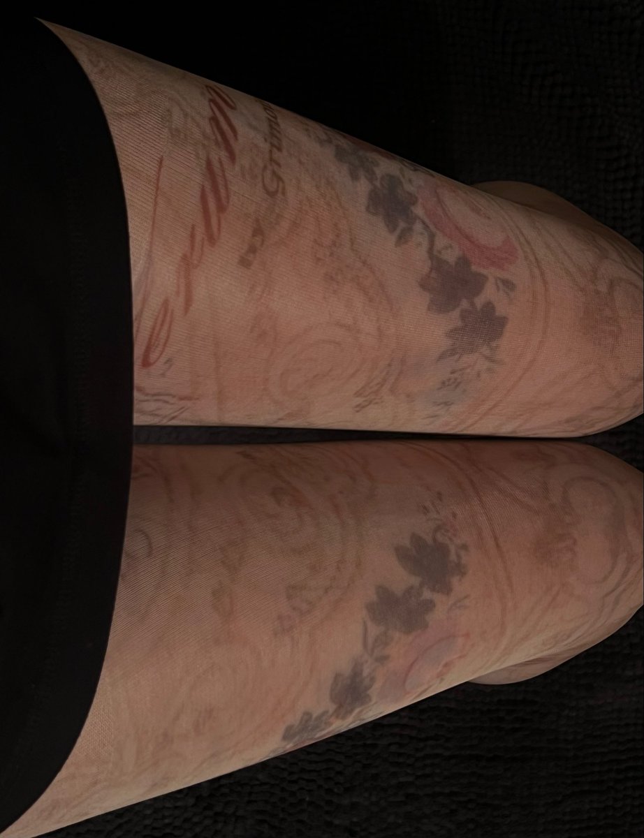 teugaaa's tweet image. Coup de cœur pour ce collant, le dernier modèle et évidemment il est trop petit 
La souffrance est incommensurable