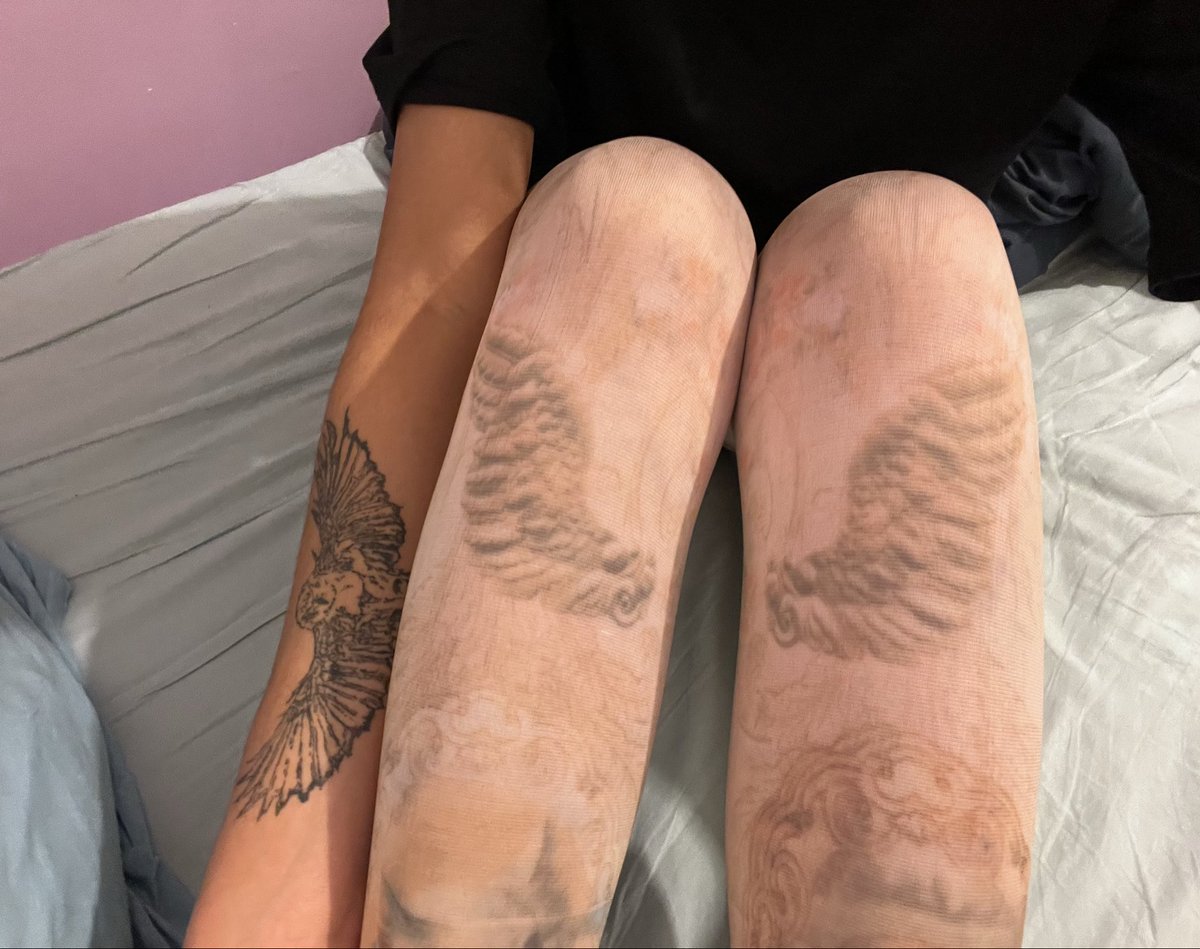 teugaaa's tweet image. Coup de cœur pour ce collant, le dernier modèle et évidemment il est trop petit 
La souffrance est incommensurable