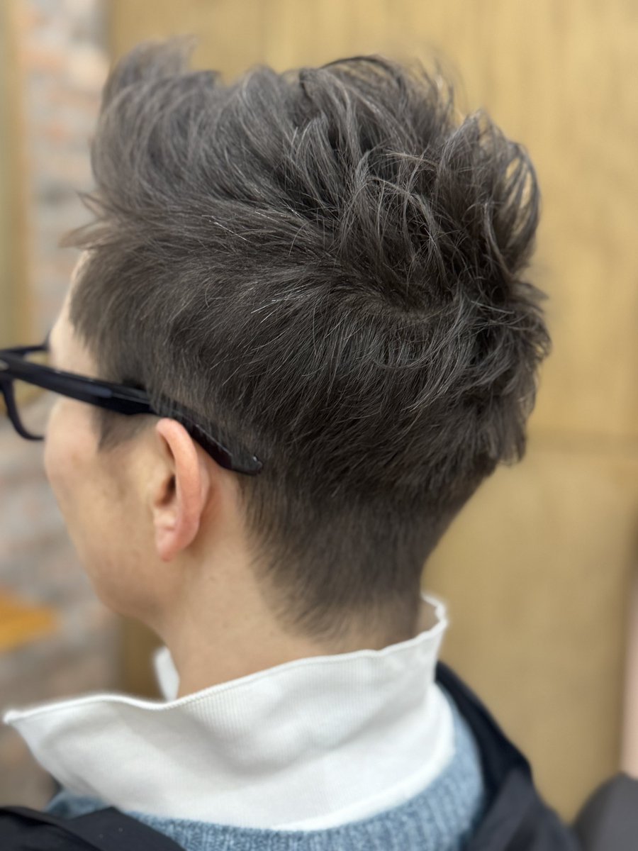 uandksalon's tweet image. You can tell a lot from the back.
Not too tight, not too heavy.
Clean shape in the back, natural movement on top—balanced so the profile stays sharp.
Designed to grow out well, without losing its form.
Subtle, but clearly intentional.

#shorthair #texturecut #cleanfade