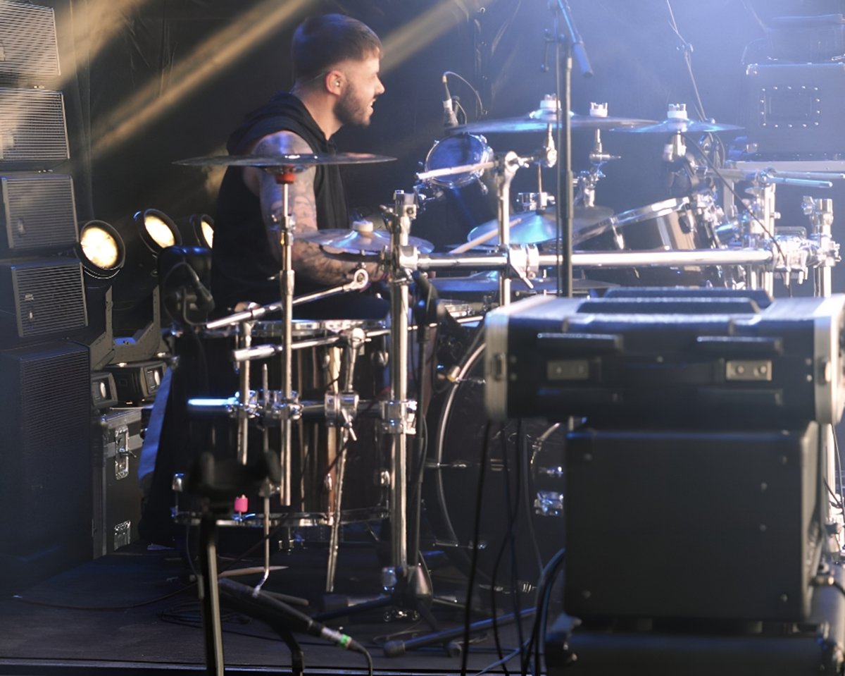 ¡Muchas gracias a todos por las felicitaciones!😎🤘
¡Este año va a estar repleto de material! 🥁

::

Thank you all so much for the congratulations!😎🤘
This year is going to be packed with content! 🥁

#cumpleaños#nerd#happy#adic#giglife#recording#Drummer