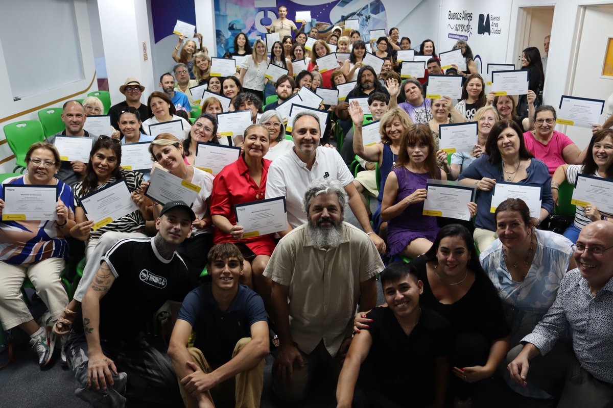 Realizamos la entrega de diplomas a #emprendedores que finalizaron el curso de Emprendedorismo en el Centro de Simulación.

Cada logro refleja #trabajo, constancia y #pasión.
¡Felicitaciones a quienes creyeron en sí mismos y llegaron hasta acá! 👏