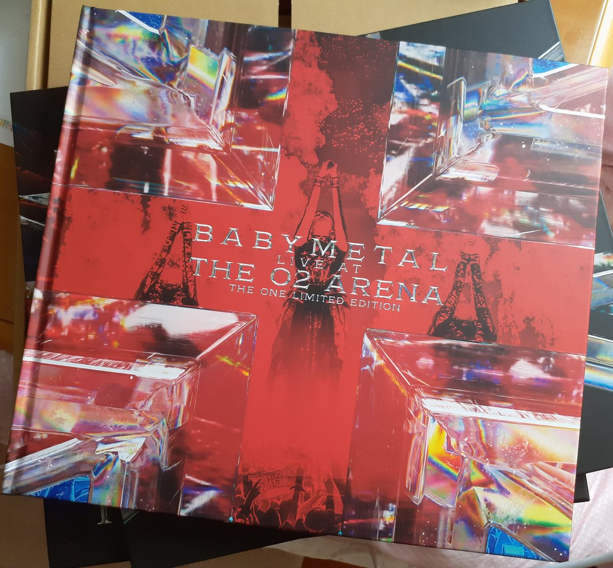 lifemetaldayo's tweet image. 今回の写真集も本当に素晴らしいデス🦊
熱気が充満したLIVE会場で沢山の期待と視線を全身で浴びながら凄まじい運動量で歌い踊っているはずの中心人物３人は
とても涼しげな表情で微笑んでいる✨
…そんな浮世離れした美しさに
ただただ魅了されてしまいました🥺
#THEO2ARENA #BABYMETAL