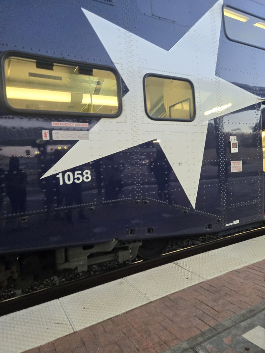 DaddyDeci_'s tweet image. ..... 🤷‍♂️ sure it's a school night but.... I mean that's never stopped a random fun daddy/daughter date night before 🤣 and her first game too? Lezzgooo!! #FirstTimer #Mavs