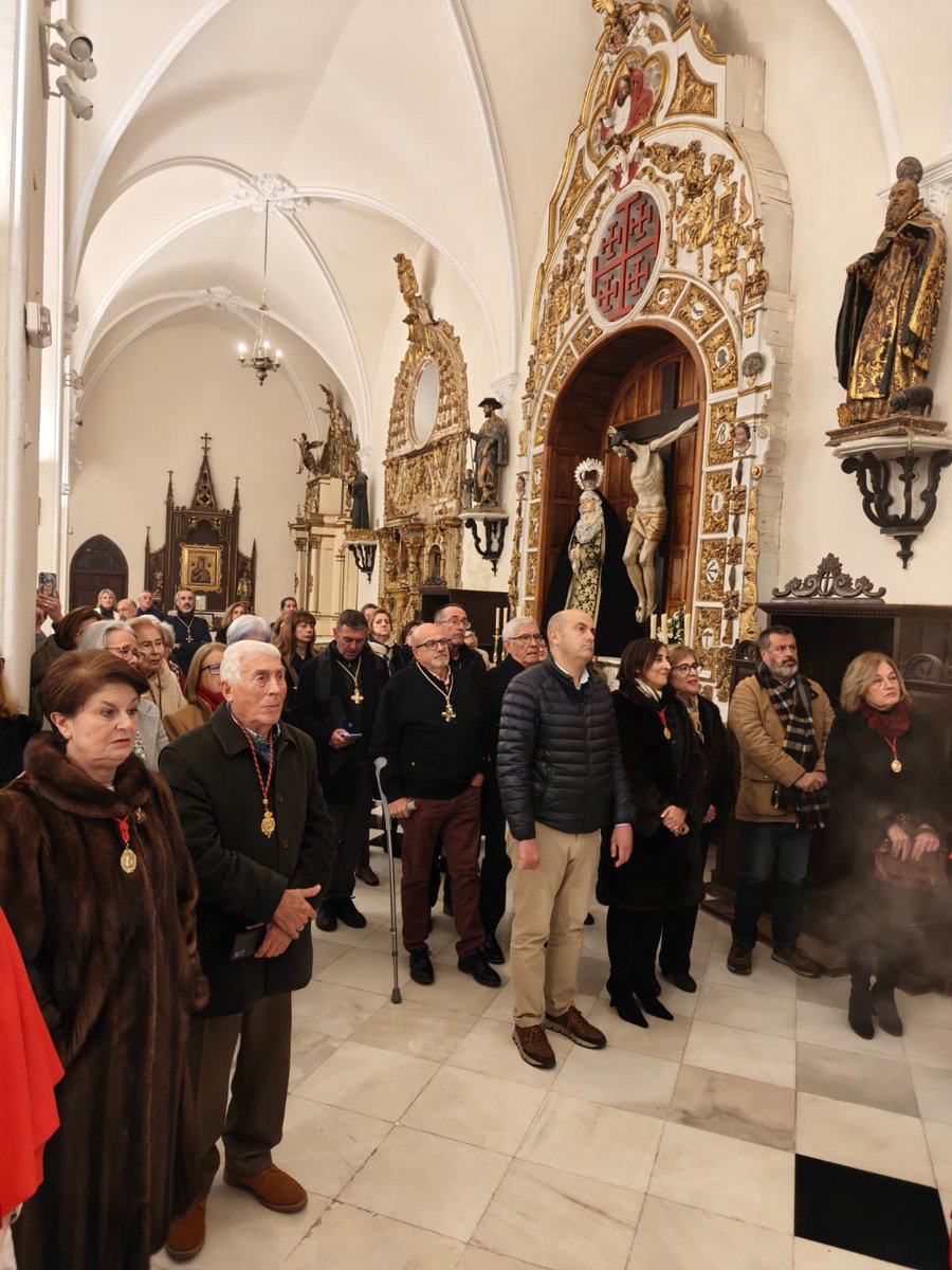 Hemos vivido una cita muy especial con María Santísima de los Dolores, celebrando la Acción de Gracias por su nuevo camarín con el rezo del Santo Rosario y la Eucaristía. Un momento sencillo y lleno de emoción que quedará en el corazón de nuestra Cofradía. 
❤️
 #CofradiasMLG