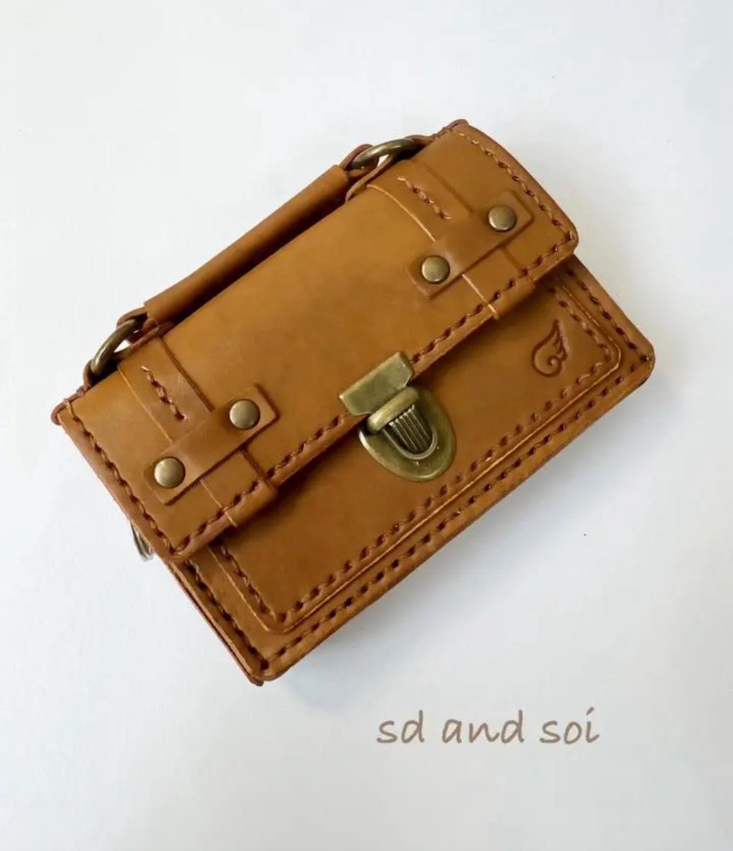 本日は、ビジネスバッグ風名刺入れの製作です。 1日がんばりましょ