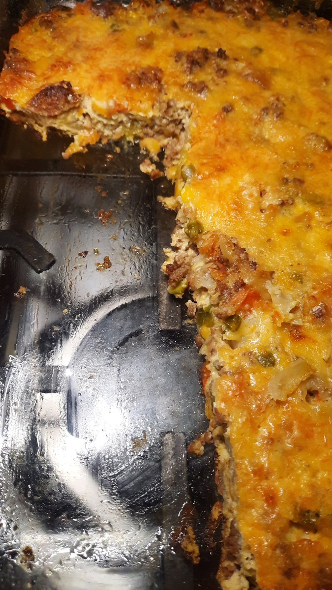 KellyKatharin's tweet image. I had some left-over cooked minced beef &amp;amp; pork in my freezer. Added canned veg, onion, bell pepper, pepper sauce &amp;amp; butter in saucepan. Poured into a greased casserole dish. Poured on egg &amp;amp; cream mixture. Added cheddar &amp;amp; Mozzarella cheeses, put in oven. Easy, delish &amp;amp; #lowcarb.