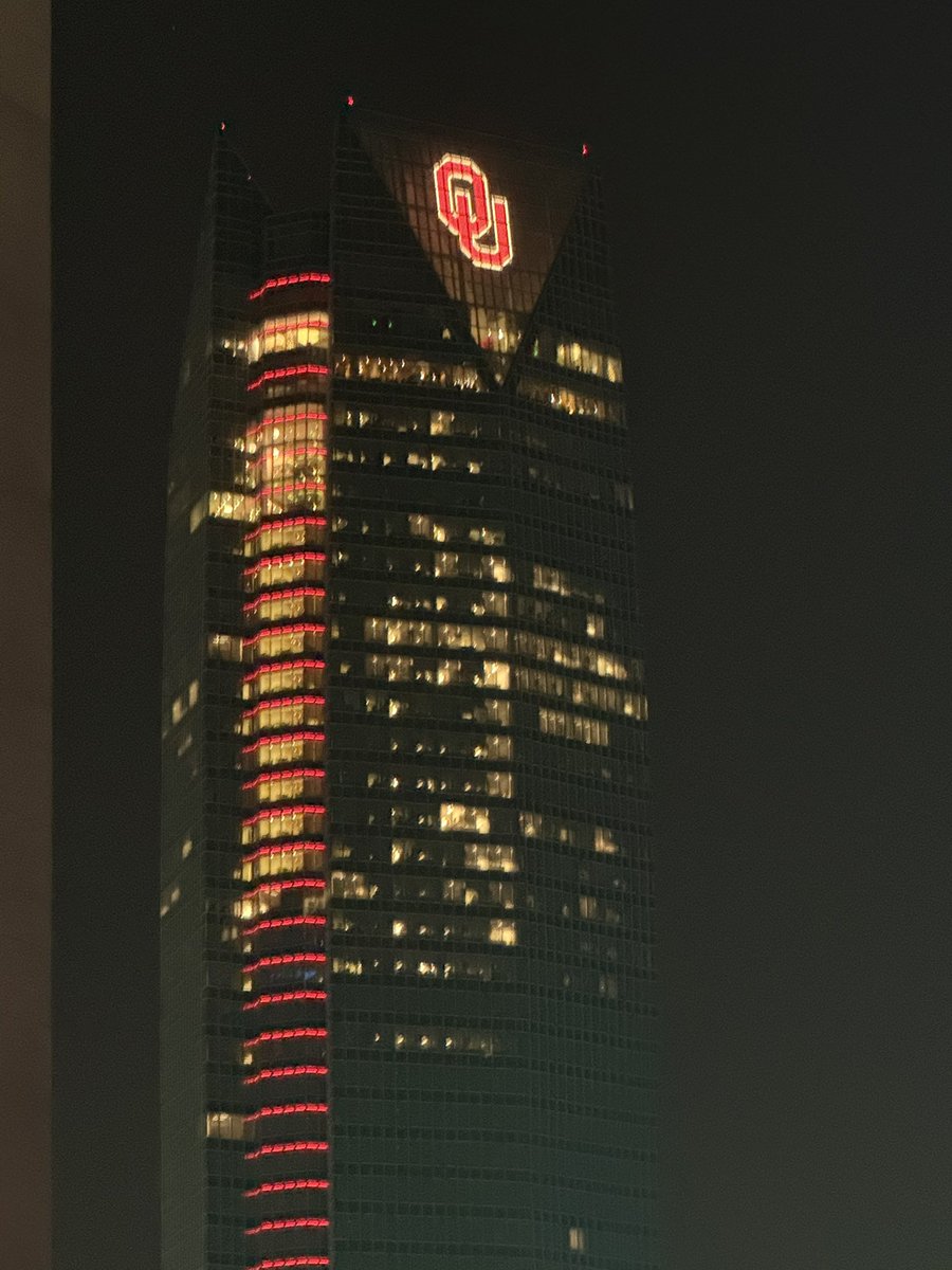 OURoadWarrior's tweet photo. Devon Tower representing tonight. #BoomerSooner #CollegeFootballPlayoff #BeatBamaAgain https://t.co/TL9g4hsxGx
