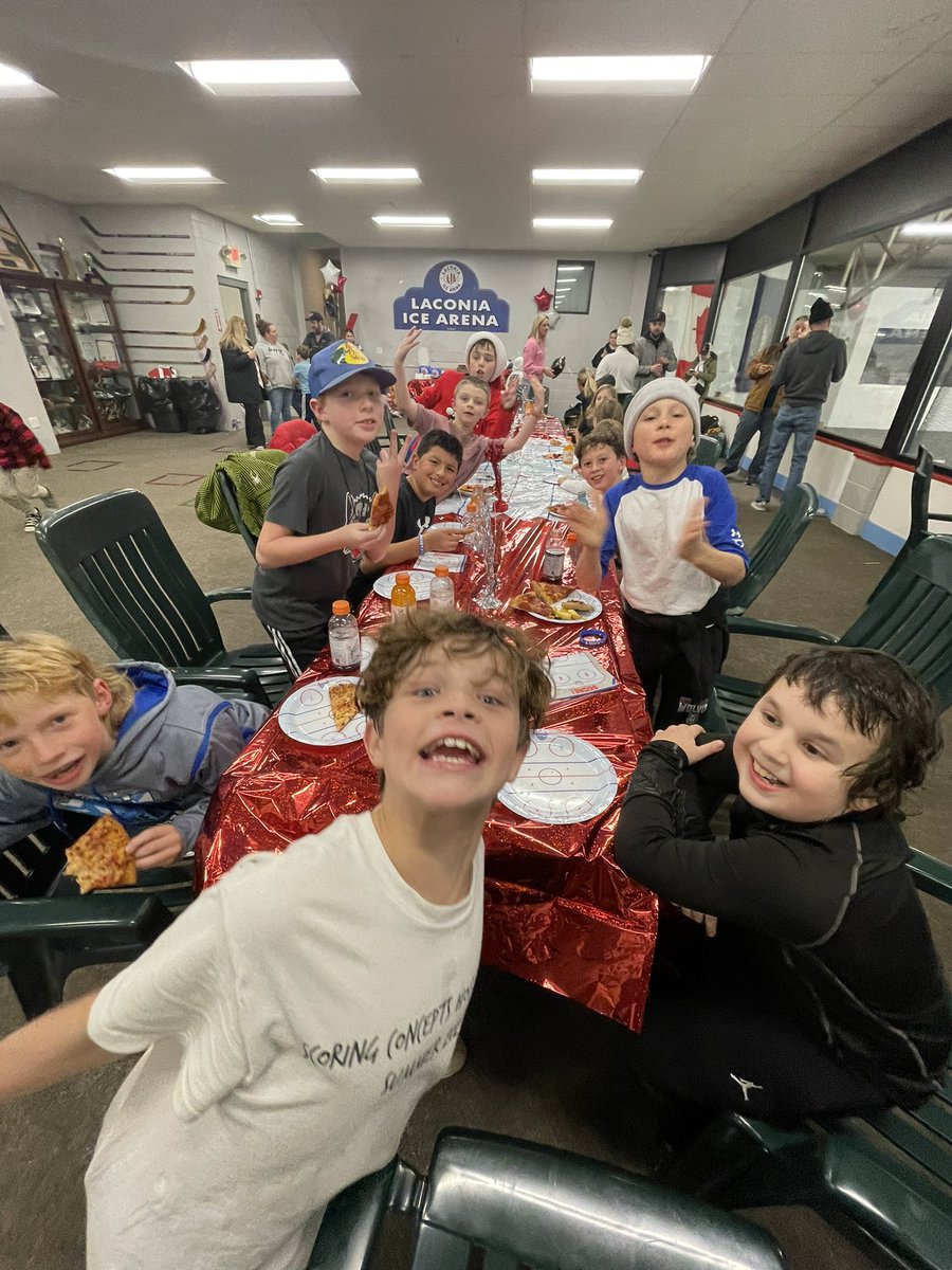 newenglandwolv1's tweet image. Christmas parties!  Best time of the year to make memorable and lasting memories for our kiddos.  Thank you to all of our team Moms for putting these together.  #newolves #christmasparties #holidays