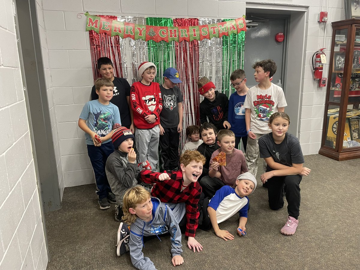 newenglandwolv1's tweet image. Christmas parties!  Best time of the year to make memorable and lasting memories for our kiddos.  Thank you to all of our team Moms for putting these together.  #newolves #christmasparties #holidays