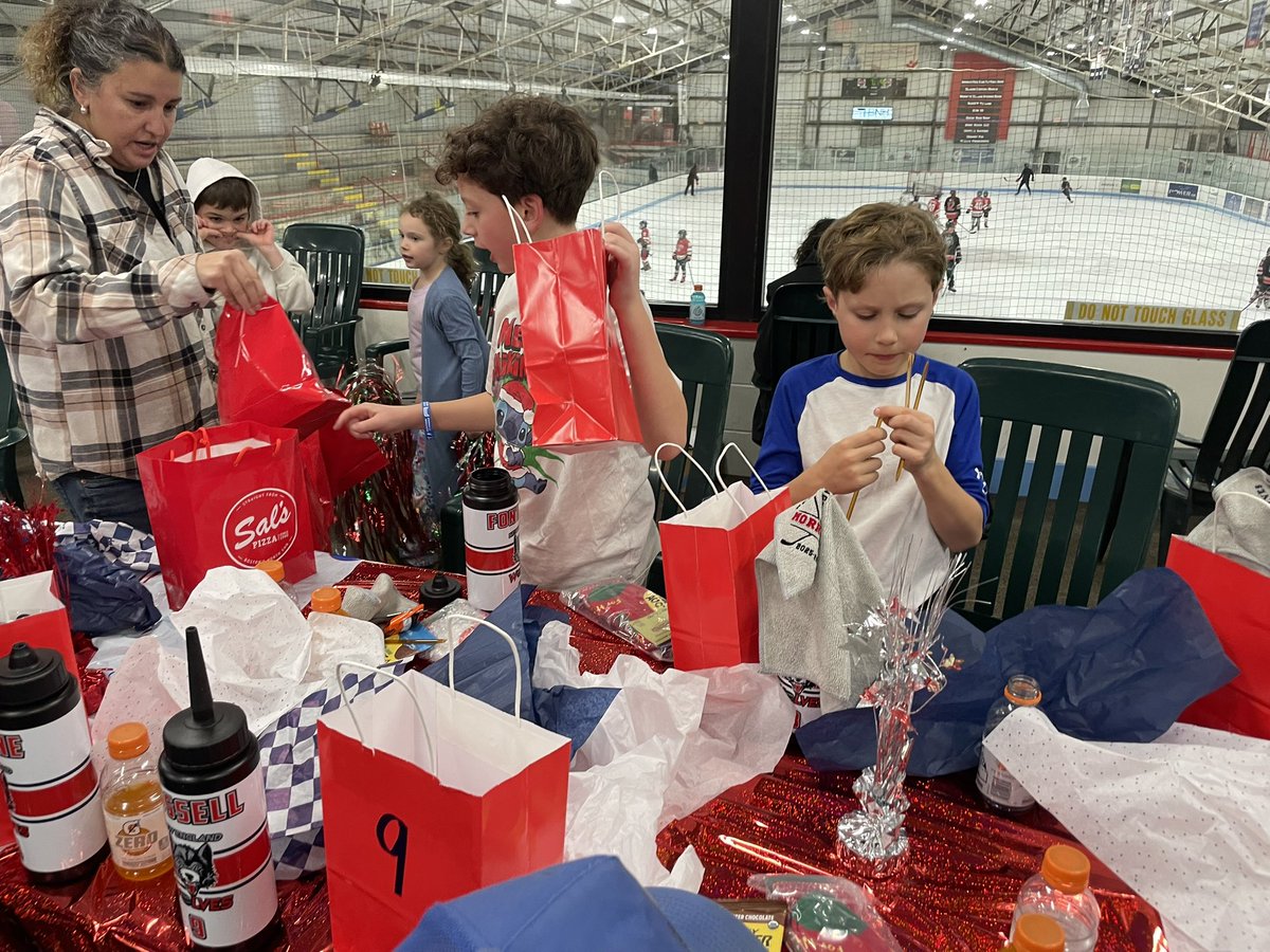 newenglandwolv1's tweet image. Christmas parties!  Best time of the year to make memorable and lasting memories for our kiddos.  Thank you to all of our team Moms for putting these together.  #newolves #christmasparties #holidays