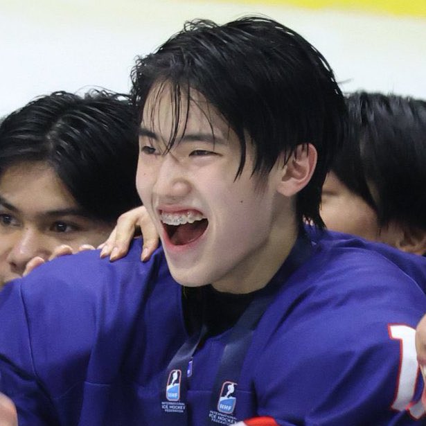 อยากเห็นยิ้มหัวใจจากน้องภีมอีกครั้งบนลานน้ำแข็ง🥺 วันนี้รอบชิงแล้ว🥇 ขอให้วันนี้เป็นวันที่ดีของภีมภีมและทีมชาติไทยทุกคนน้า ขอให้ม่ายเจ็บตัวสักนิด สู้ ๆ ก๊าบบ♥️

♡ #ICEHOCKEYTHAILAND 🇹🇭
#PEEMTANAT #ซีเกมส์ครั้งที่33