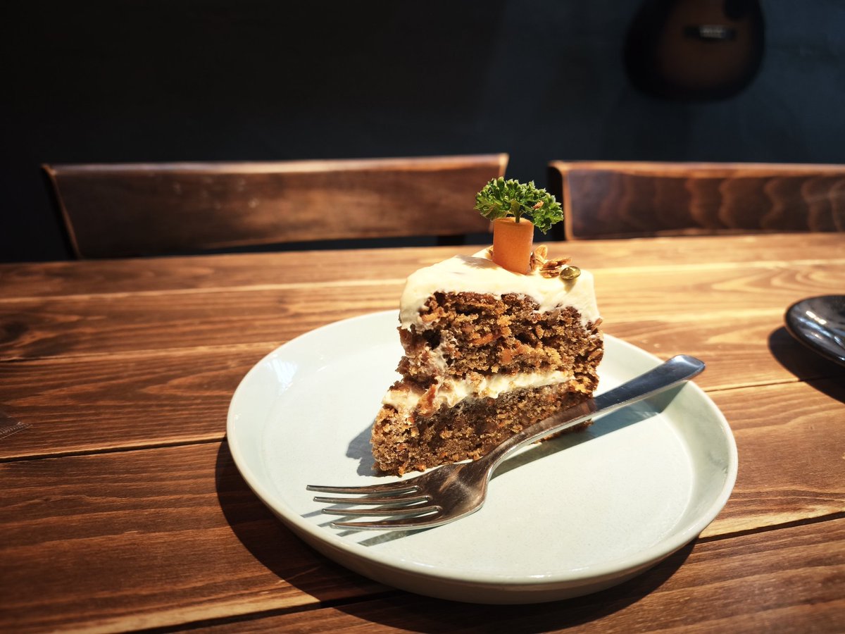 sachaos's tweet photo. 近所にいい喫茶店を見つけたので朝からケーキを食べた。 https://t.co/rTWr8oz2FO