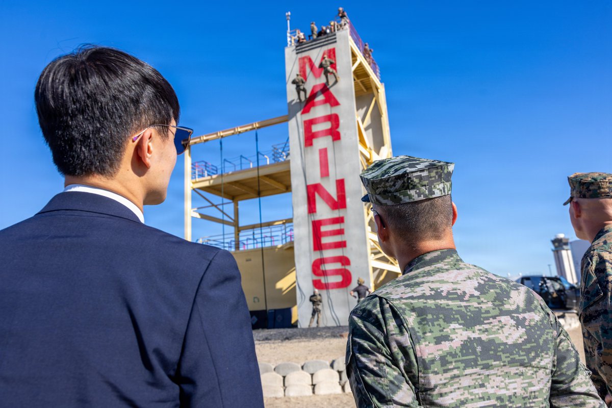 MCRD_SD's tweet photo. ROK Sergeant Major of the Marine Corps, Sgt. Maj. Jung Hoon Song, visited MCRD San Diego to see where recruits become Marines 🇺🇸🤝🇰🇷

📸 (USMC photos by Sgt. Oneg Plisner, Sgt. Alexandra M. Earl, LCpl. Jacob B. Hutchinson)

 #Marines #ROKMarines #AlliesAndPartners #MCRDSD https://t.co/zLBuWDZdmC