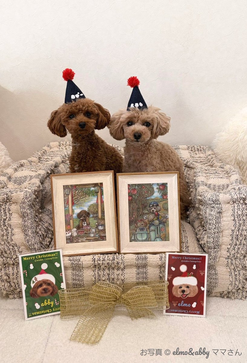 elmo＊abbyママさんから2年前にご依頼頂いた兄🐶elmo君に続き、妹🐶abbyちゃんの色鉛筆画をご依頼頂けました🥰2枚の2匹の世界が繋がるような絵になり🩷ご家族だから分かるお気に入りグッズや🐶🐶シンクロしてる部分も+🎶😊　ご家族で喜んで頂け嬉しかったです🥰ご依頼有り難うございました✨#イラスト