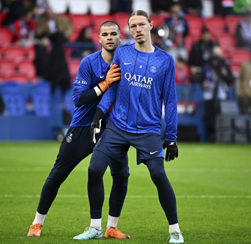 LMDPSG's tweet image. 🚨Un proche de Lucas Chevalier sur la situation du portier parisien en ce moment 🗣️ : « On lui a clairement savonné la planche. Les médias ont été durs. Mais cette période va le renforcer. Loin des projecteurs, il va se reconstruire. »

🗞️@lequipe