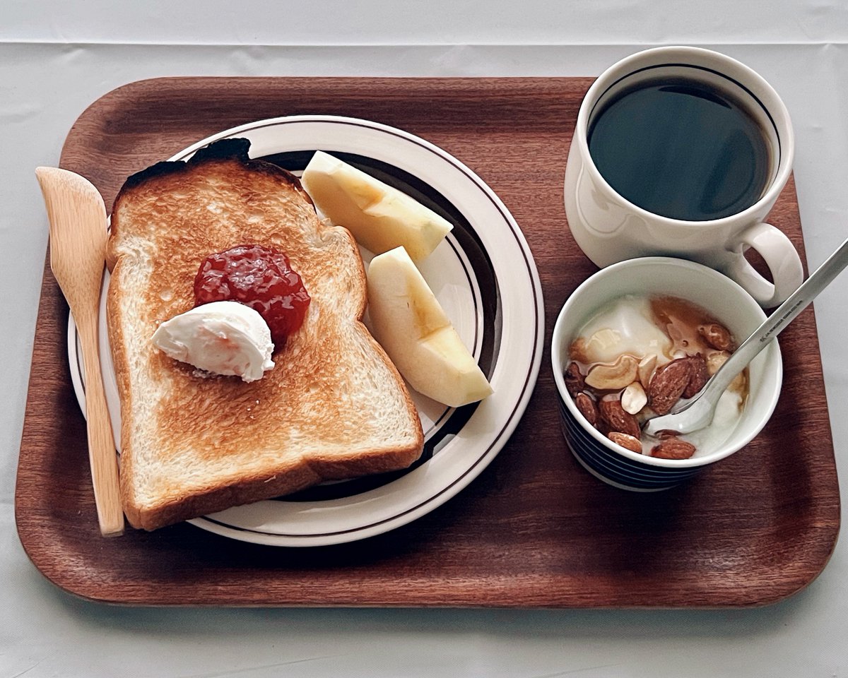 朝ごはん。いちごジャムとクリームチーズのトースト。
最近忙しくて家で晩ごはんを食べる余裕が無いし、朝も手抜き気味。