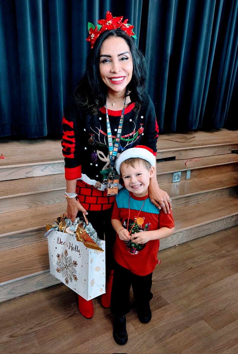 ACostante09's tweet photo. It's almost winter break 🎄 https://t.co/z6HSy1GKx3