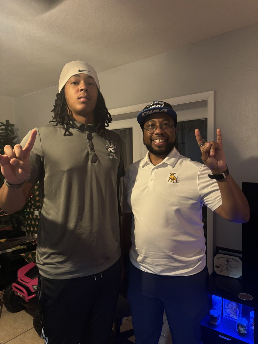 fear_15_'s tweet image. Blessed to have Coach Worthington stop by the house today. Grateful for the time and belief🙏🏽@DrCoachFly @CoachTripp98 @coachworth17 @CoachFlowers