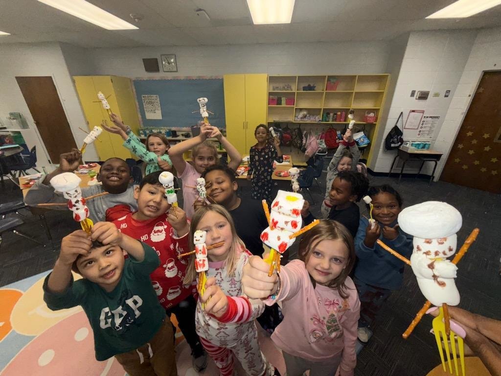 NAUES2024's tweet photo. ☃️❄️ Snow much fun in First Grade! Ms. Council’s class created editable snowmen after reading Frosty the Snowman, practicing listening, retelling, and creative expression—bringing ELA standards to life through hands-on learning! 💛💙🐬

#NAUESDolphins #FirstGradeFun https://t.co/JVD1tRTOPb