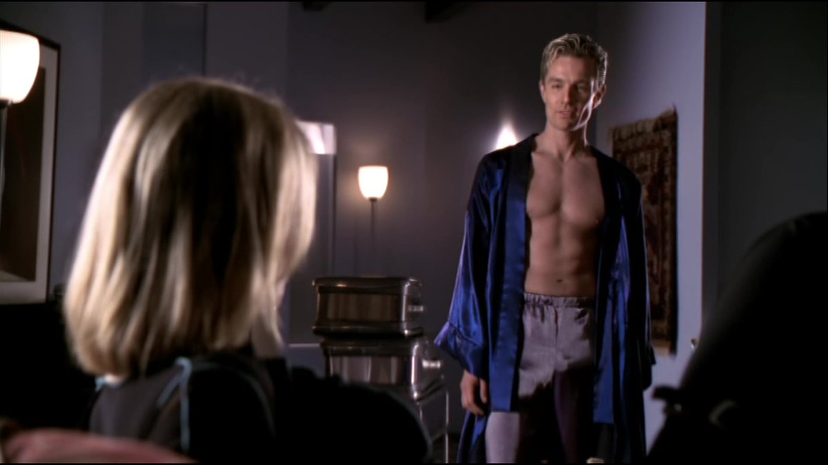 jamie_marsters's tweet image. Pic of the Day: Hang on a second. Is this what I think it is? Is this a sweet treat? 

aka James Marsters looking a (sweet) treat in #Andromeda 

@JamesMarstersOf #JamesMarsters #SweetTreat #IThinkWeALLDeserveASweetTreatToday