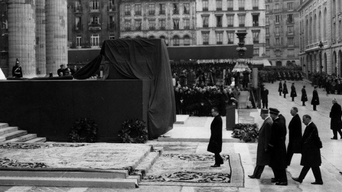CerfiaFR's tweet photo. 🇫🇷🏛️ "Entre ici, Jean Moulin". Il y a 61 ans jour pour jour, les cendres de Jean Moulin étaient transférées au Panthéon. https://t.co/ekJQiI2Whx