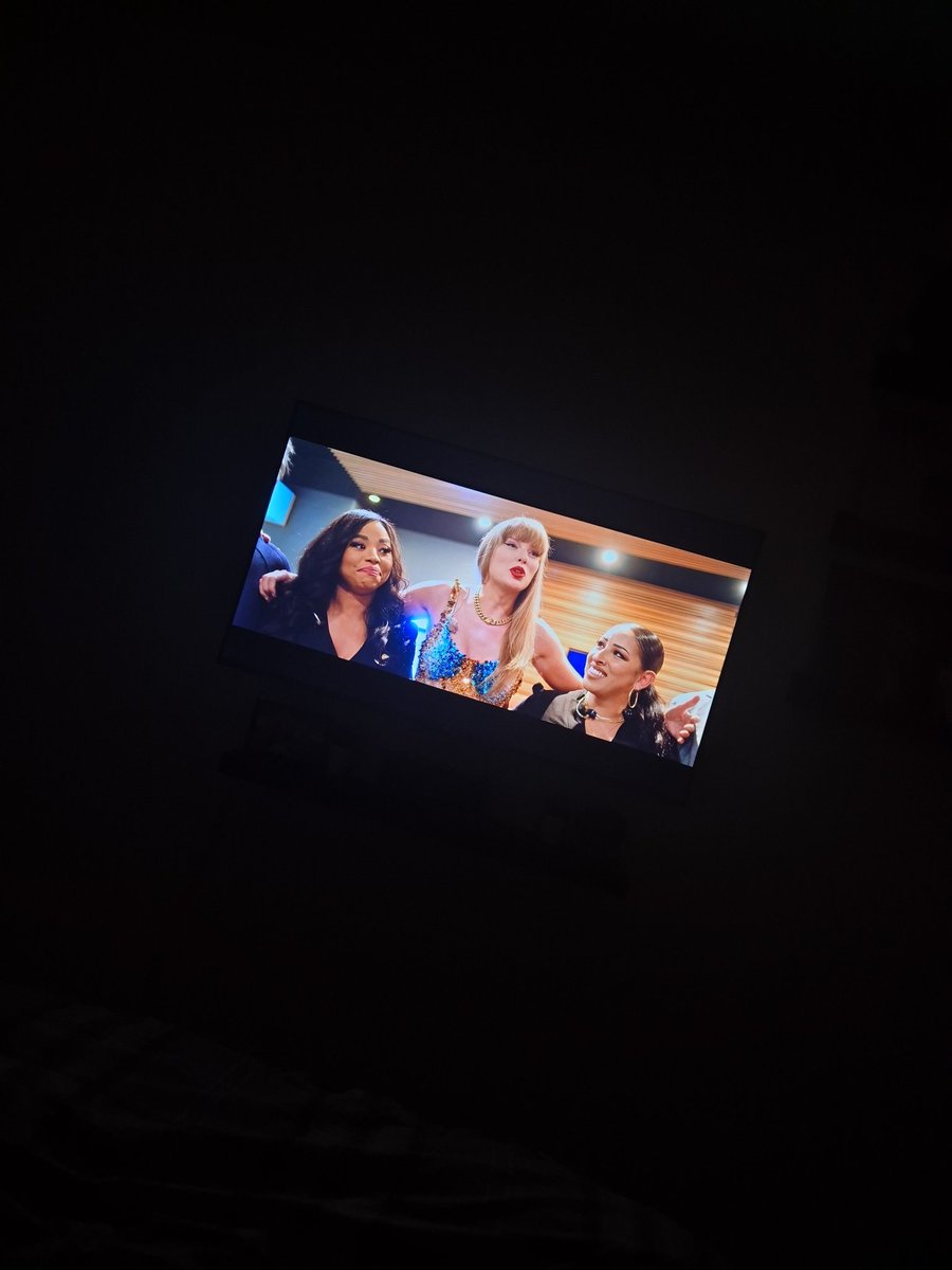 Aziassss's tweet photo. @DisneyPlus @taylornation13 #TSTheEndOfAnEra https://t.co/UONpH04BNH
