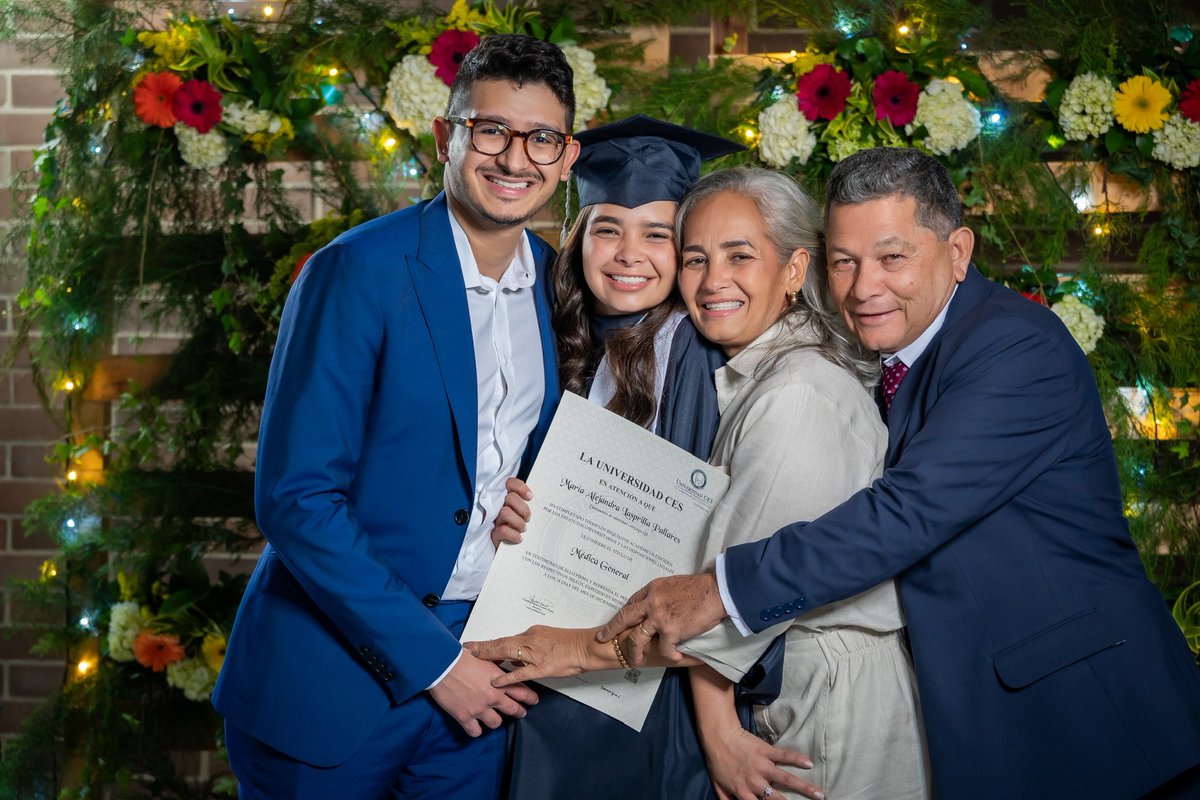lasp_maria's tweet photo. A year ago I became a doctor. Behind that moment were countless sacrifices, love, and unwavering support from my parents and my brother. This journey is ours 🤍 https://t.co/lRFIlo3wka