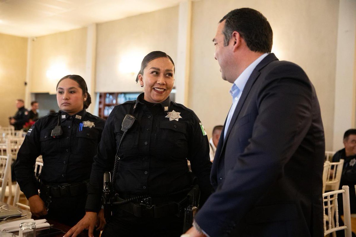 Hoy festejamos y reconocemos al equipo que todos los días sale a la calle a cuidar y defender a San Juan. Muchas felicidades a nuestras y nuestros policías municipales; hoy reconocemos su desempeño, su valor y la valentía con la que ejercen esta gran vocación. Su cariño y amor