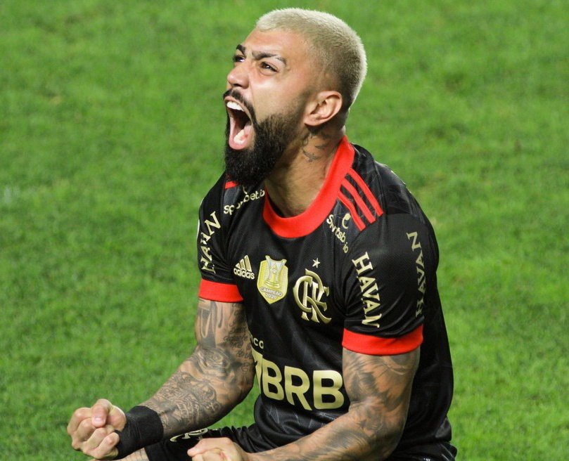 SantosOpressivo's tweet photo. 🚨 O Santos apresentou uma proposta na casa de R$ 1,5 milhão mensais ao Gabigol, enquanto o estafe do jogador trabalha com uma pedida próxima de R$ 2,5 milhões. 

Por ora, o Santos não descarta recuar momentaneamente das negociações.

(Diário do Peixe) https://t.co/vSn7qXvuvh