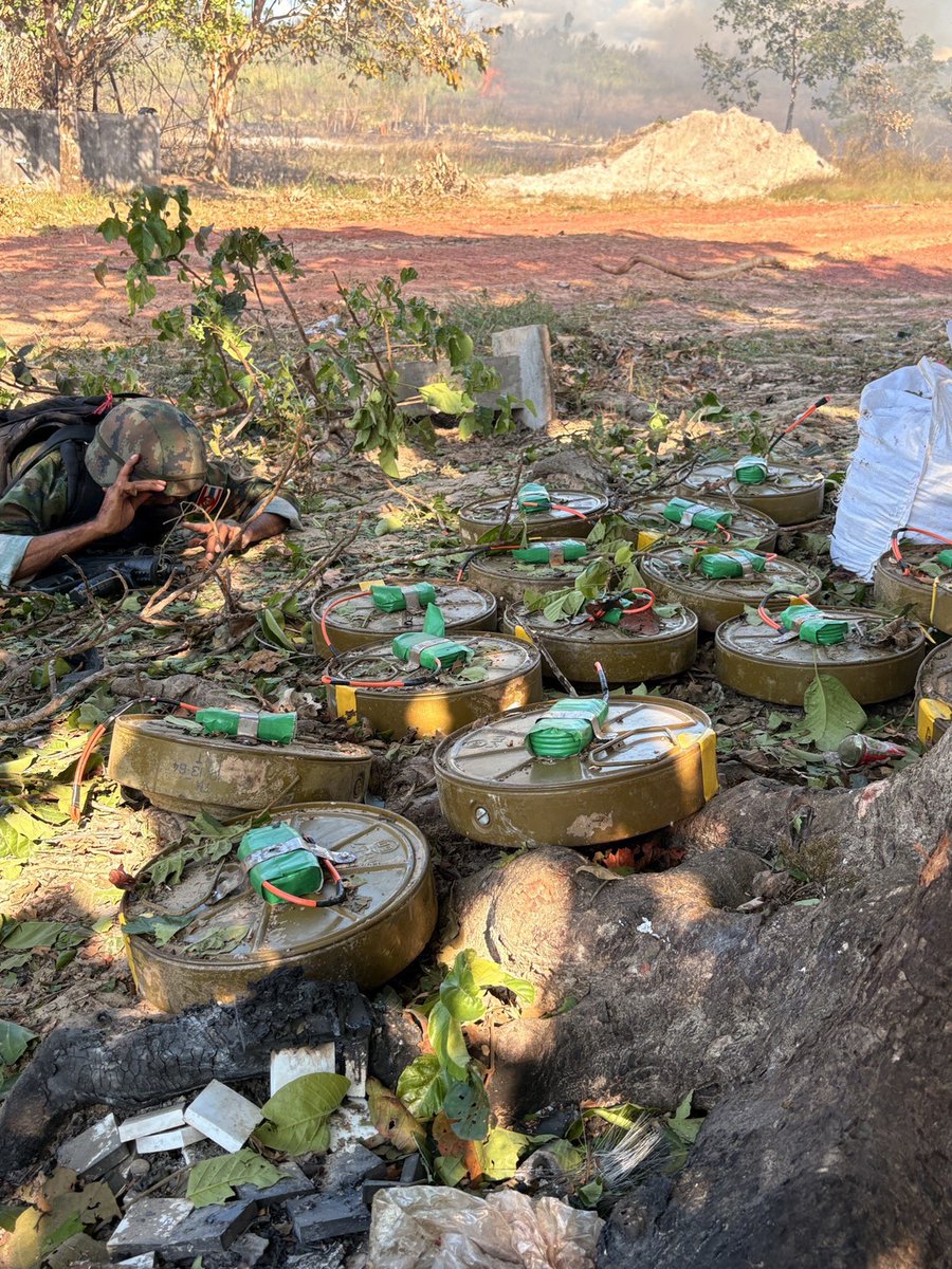 joe_black317's tweet image. สำคัญมาก!!  ไทยเจอหลักฐานสำคัญที่ยืนยันว่ากัมพูชา วาง #ทุ่นระเบิด สังหาร ละเมิดอนุสัญญาออตตาวา 

หลังไทยเข้าควบคุมพื้นทีบ้านหนองรี  (บ้านสามหลัง) ชายแดนจ.ตราด ซึ่งถูกกัมพูชายึดครอง พบทุ่นระเบด PMN-21 จำนวน 16 ลูก…