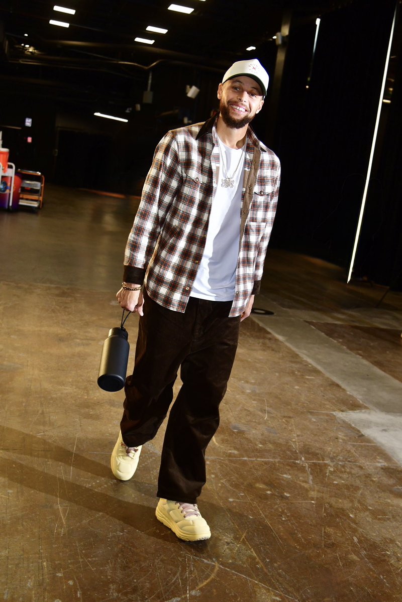 NickDePaula's tweet image. Stephen Curry arrived in the HOKA x Marni collab tonight