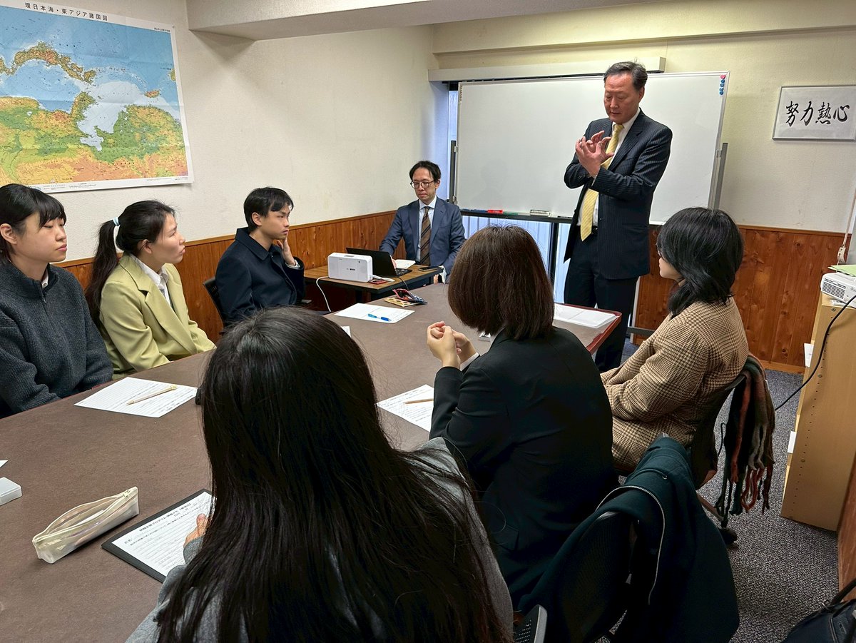 UJS_Nihongo's tweet photo. 【企業説明会】
11/25、本校にて株式会社キューズワン様による企業説明会を実施。IT・コンサル志望の学生が真剣に参加し、活発な質疑応答も実施。当日1名がアルバイトとしてインターン参加決定。業界理解とキャリア形成に繋がる貴重な機会となりました。今後も連携を推進します。 https://t.co/oTQ20Hx6hC