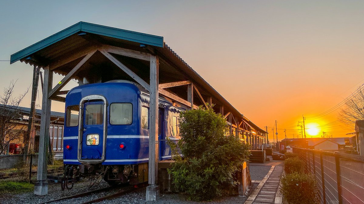 熊本県多良木町で開催中の展示イベント 「青春展2025」 に合わせて、宿泊施設 #ブルートレインたらぎ でも特別なコラボ企画が実施されています。
『青春展2025』開催期間中、ブルートレインたらぎには 「#青春鉄道コラボルーム」 が設けられており、作品の世界観を宿泊でも楽しむことができます。