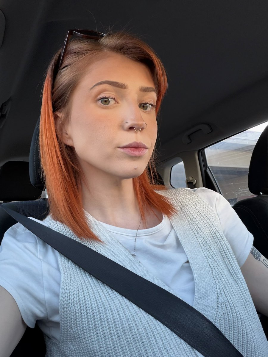 tropicaIghost's tweet image. girl who’s always in the car